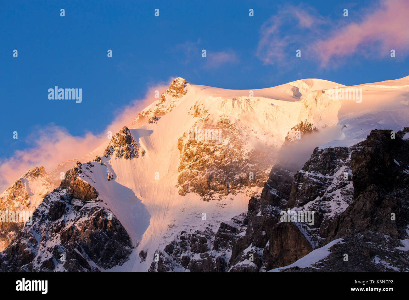 La parete nord del monte Ortles dal pagatore rifugio presso sunrise. Solda - Trentino Alto Adige - Alpi Italiane Foto Stock