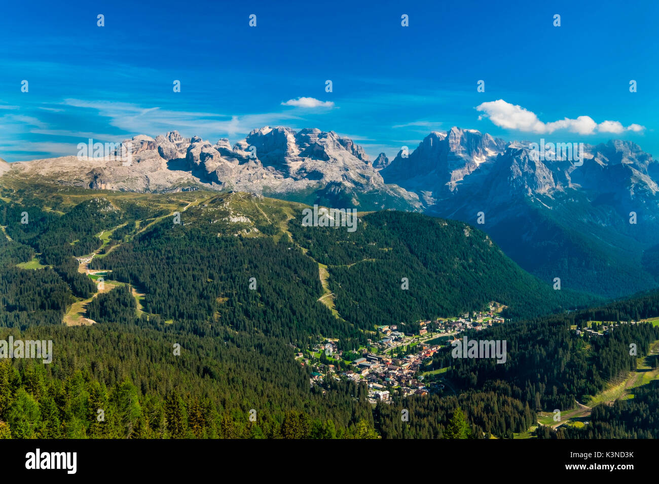 Madonna di Campiglio, Trentino Alto Adige, Italia Madonna di Campiglio fotografata dalla stazione finale della seggiovia Pradalago a 2080 mt Foto Stock