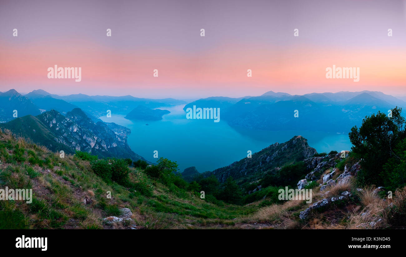 Corna trenta passi, lombardia, italia lago d'Iseo e Montisola presa al tramonto dalla cima di Corna trenta passi, montagna delle Prealpi bresciane Foto Stock