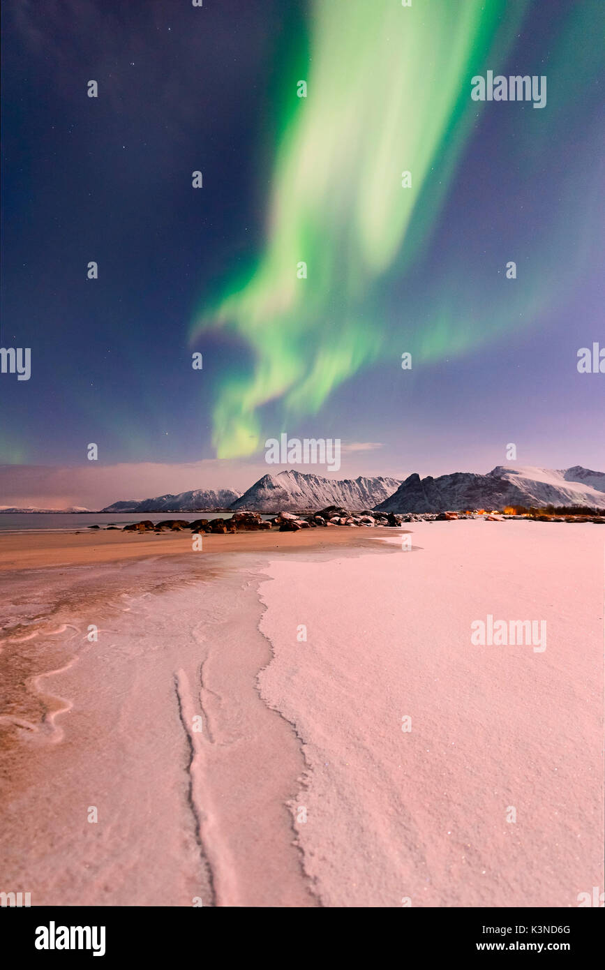Isole Lofoten,Norvegia delle geometrie e delle linee create dall'aurora boreale norvegese e neve in primo piano Gennaio 2015 Foto Stock