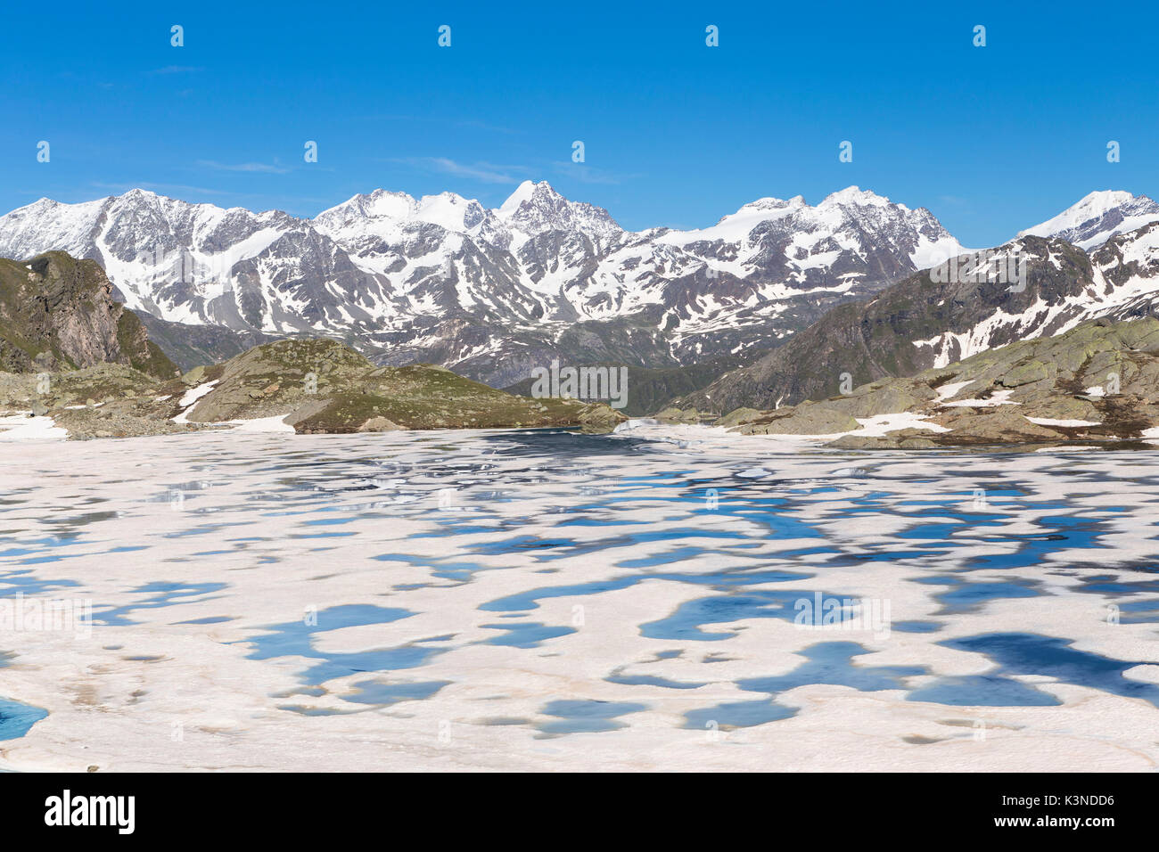Il ghiaccio è di fusione come l estate si avvicina a questo lago in Piz Lunghin, Svizzera Foto Stock