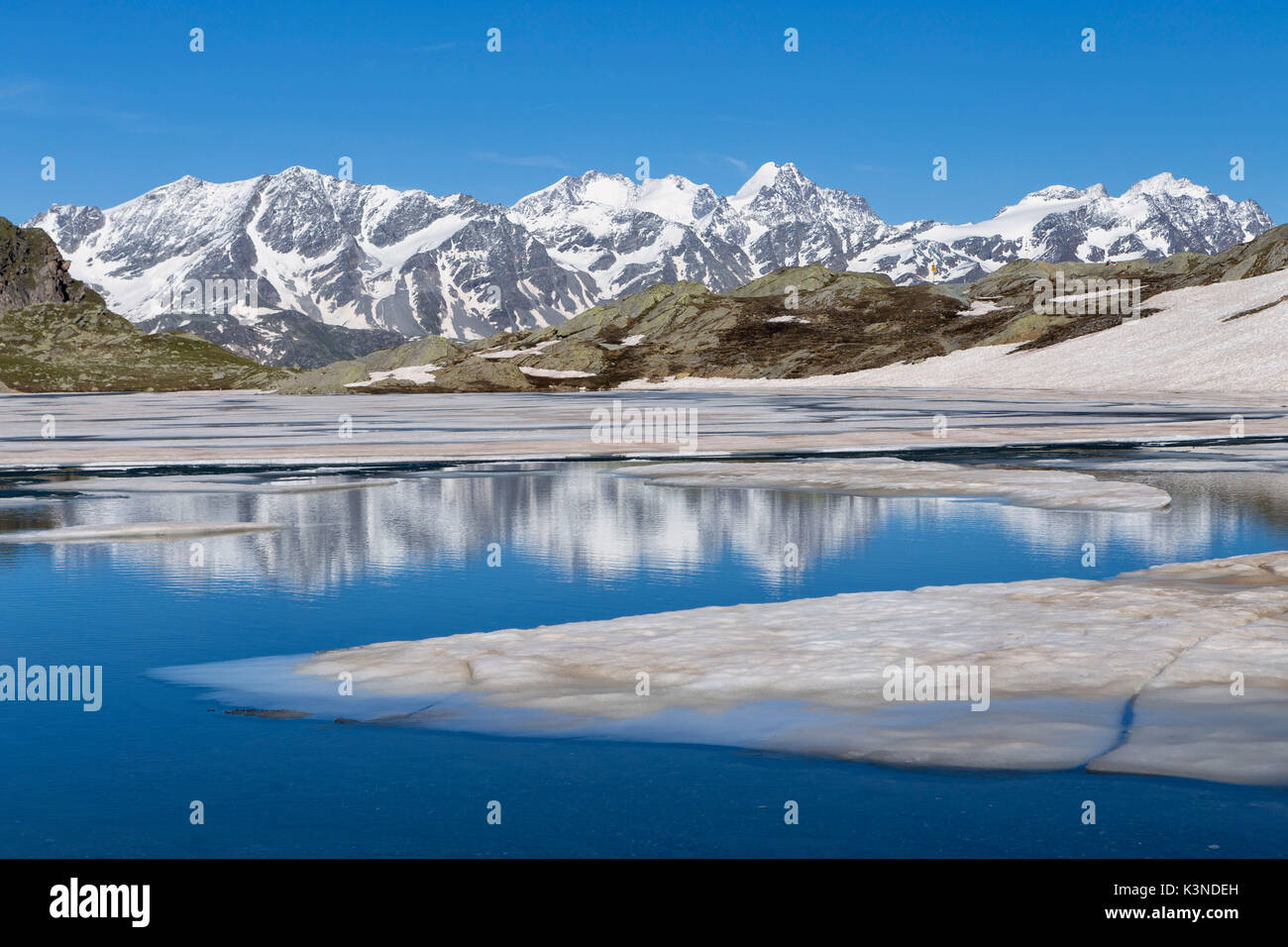 Il ghiaccio è di fusione come l estate si avvicina a questo lago in Piz Lunghin, Svizzera Foto Stock