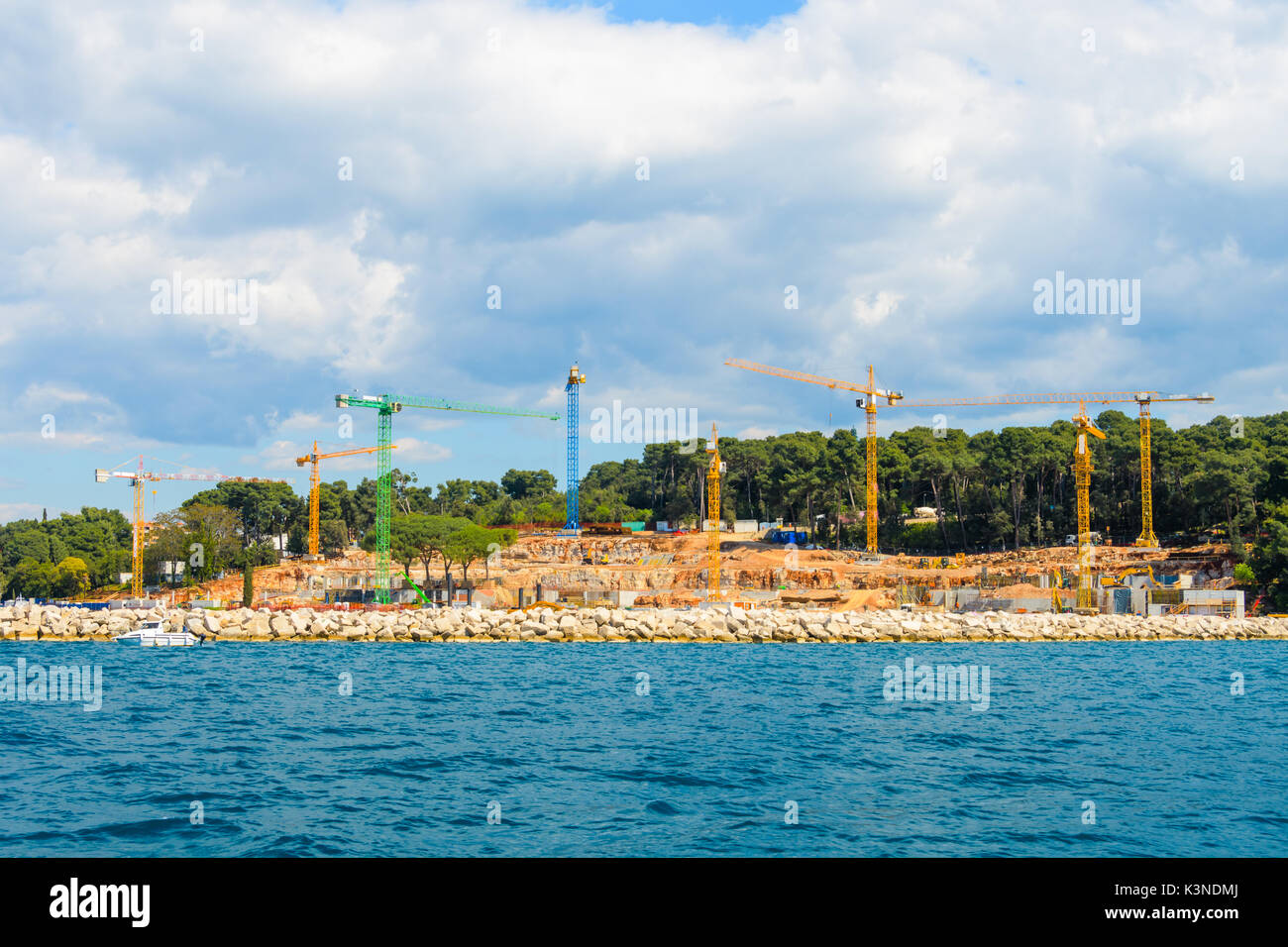 Gru edili al mare la costruzione di un nuovo resort sulla spiaggia, hotel Foto Stock