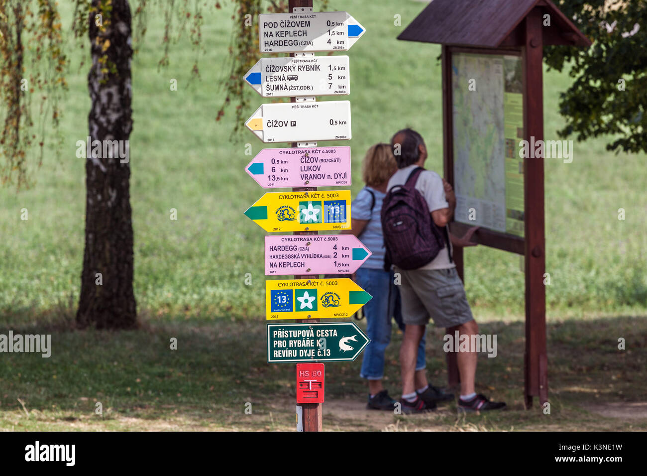 Indicazioni turistiche nel parco nazionale di Podyji, Thayatal, Repubblica Ceca, segnaletica escursionistica Foto Stock