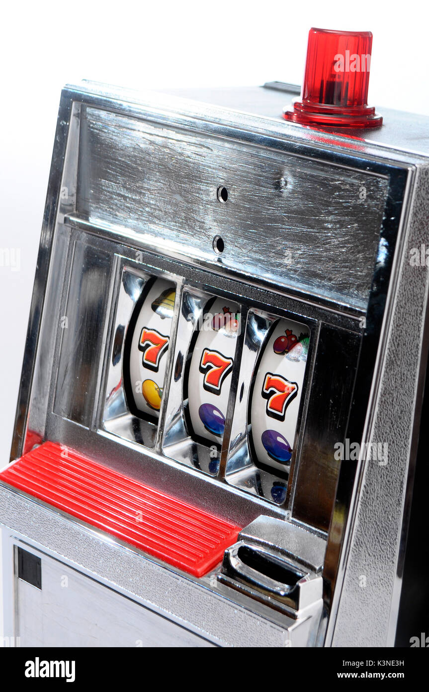 Slot machine a jackpot e tre sette su sfondo chiaro Foto Stock