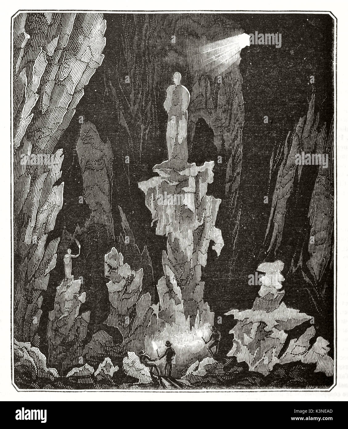 Due piccoli uomini in una vasta caverna scura con un foro sulla parte superiore attraversata dalla luce. Le Grotte des Demoiselles (Maidens Grotta) Herautt valley in Francia. Da Jackson pubblicato il Magasin pittoresco Parigi 1839 Foto Stock