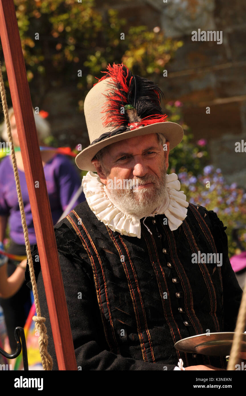 Gli attori danzatori vestiti in costume del XV e XVI secolo a wolverton manor garden festival sul isola di Wight Foto Stock