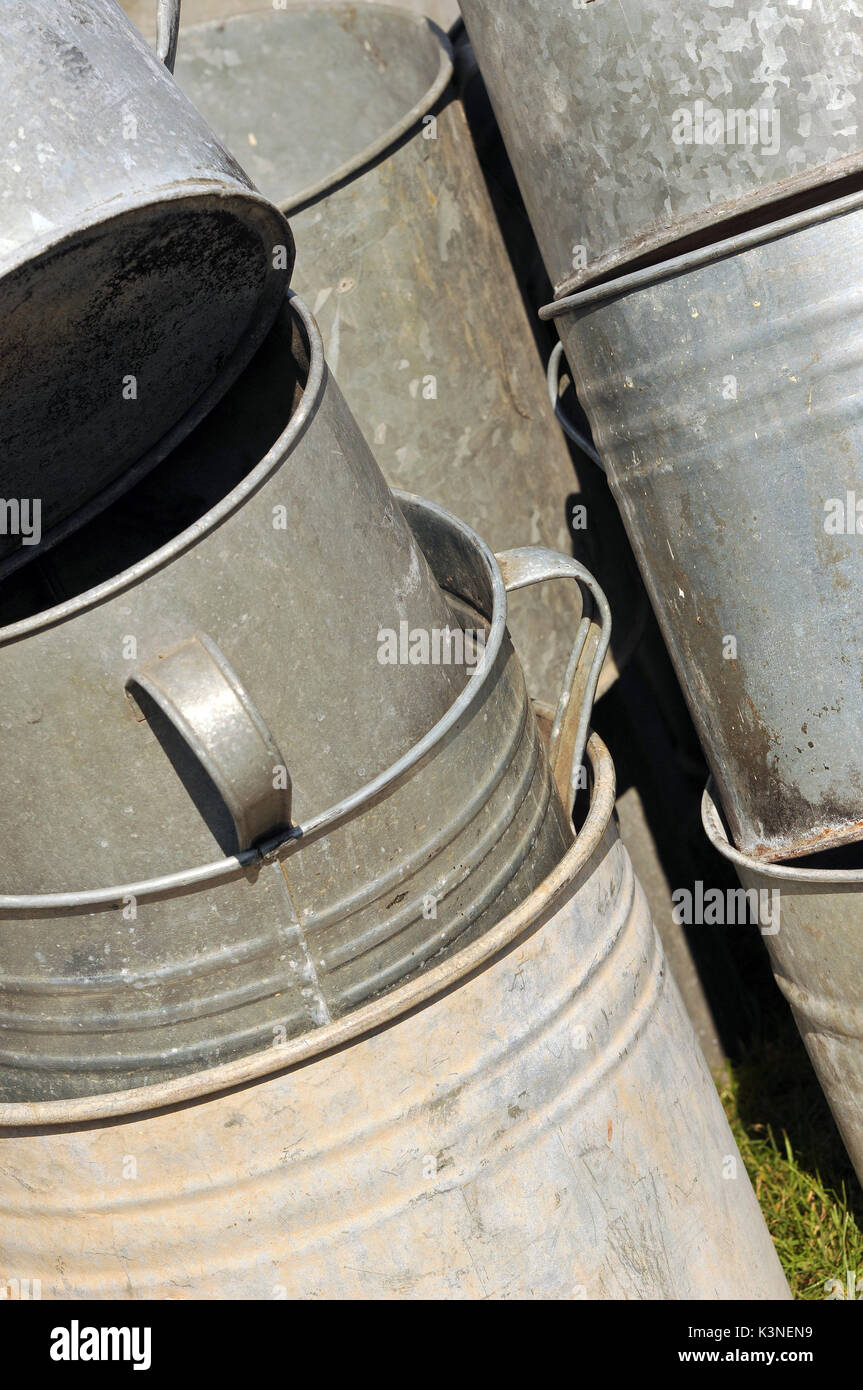 Un assortimento di raccolta in acciaio galvanizzato di bacini secchi e vasche per uso nel giardino di vecchio stile per il lavaggio e l'ora del bagno. Foto Stock