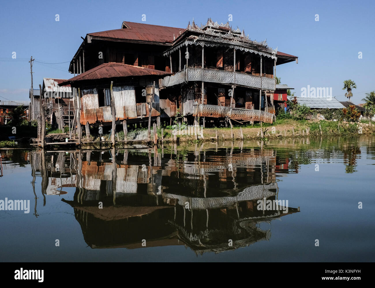 Una casa galleggiante, Lago Inle, Myanmar Foto Stock