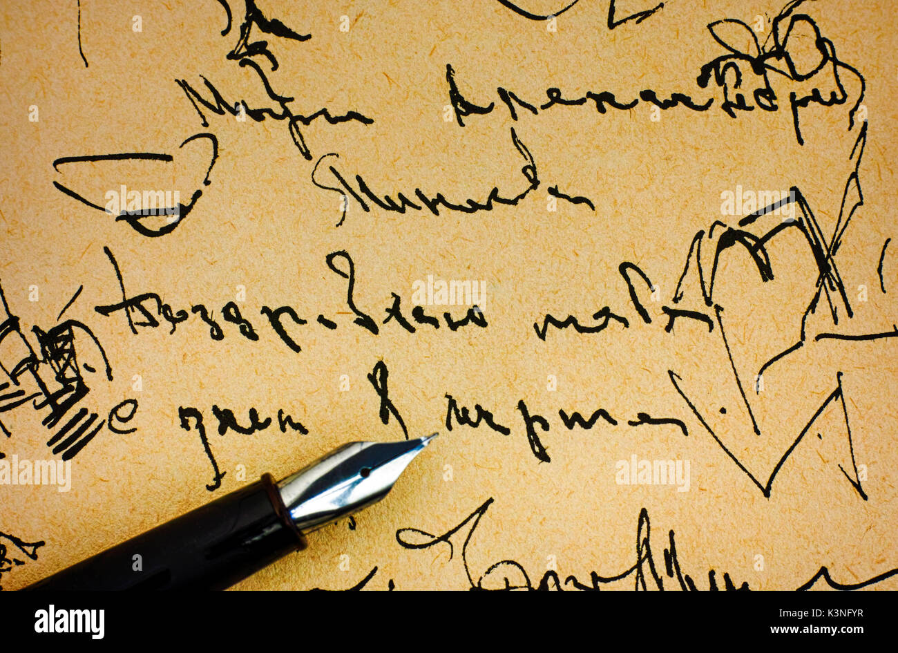 Penna stilografica sulla vecchia carta con inchiostro campione di grafia. Foto Stock