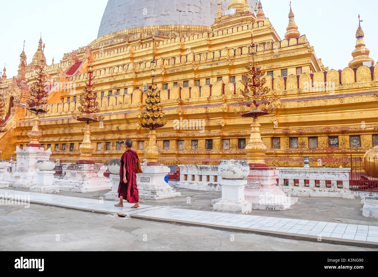 Un monaco buddista tenendo un selfie in Mandalay Foto Stock