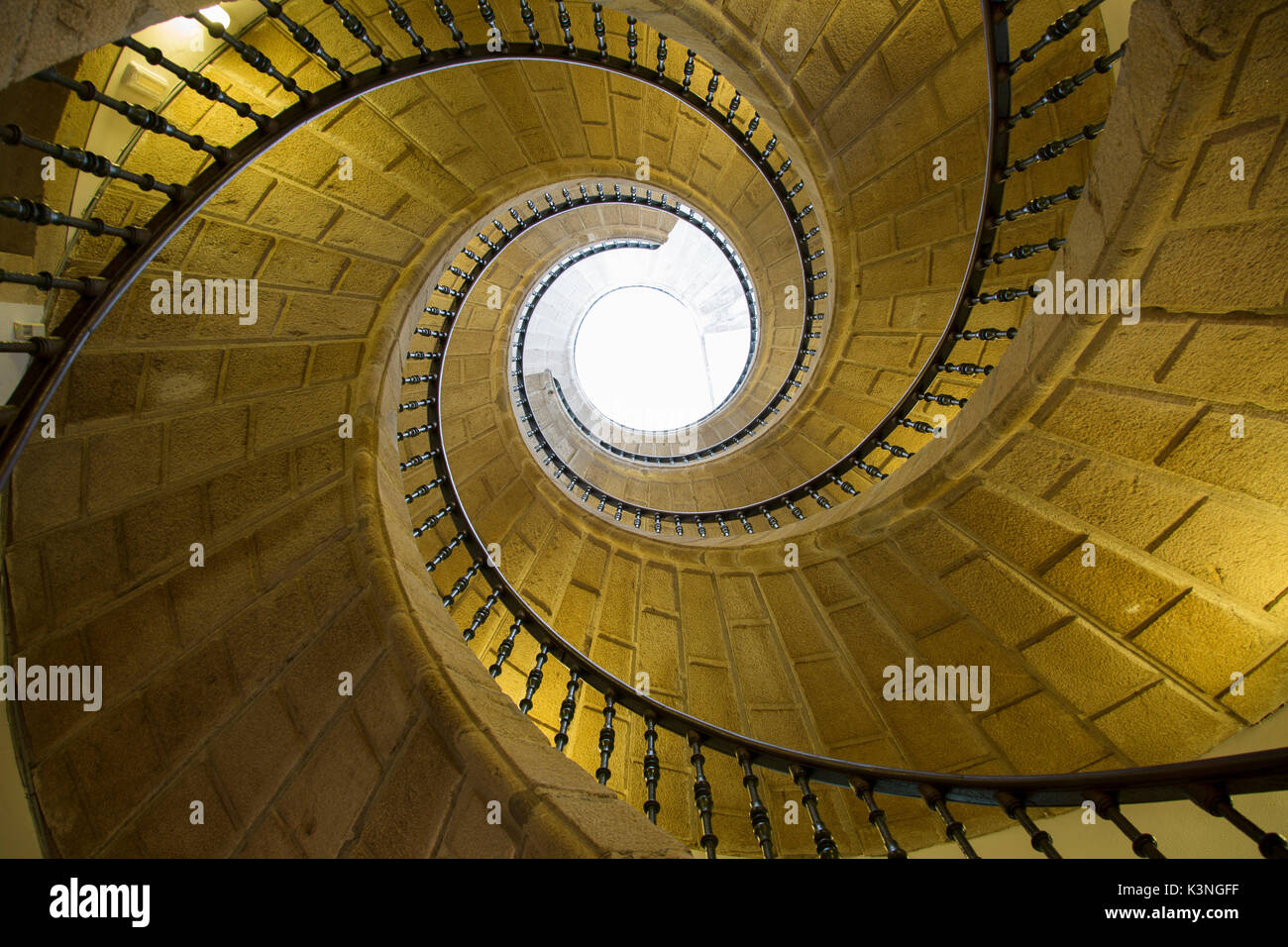 Accesa una scalinata a spirale, galiziano popoli Museum, Santiago de Compostela, Galizia, Spagna Foto Stock