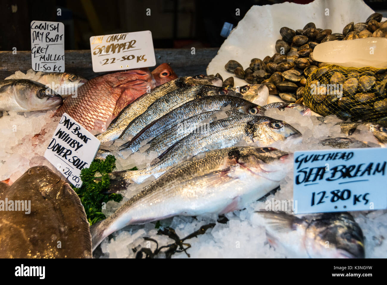 Close-up di Orate di mare in un pescivendolo stallo a Borough Market, London, SE1, Regno Unito Foto Stock