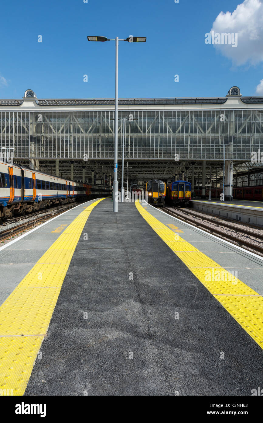 Le nuove piattaforme più a Londra la stazione di Waterloo, Regno Unito Foto Stock