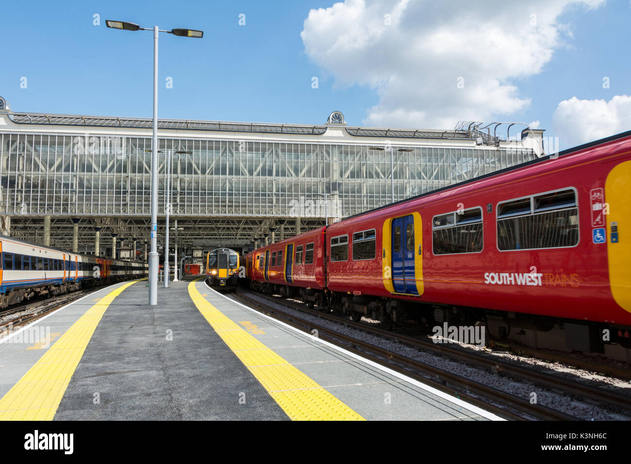 Le nuove piattaforme più a Londra la stazione di Waterloo, Regno Unito Foto Stock
