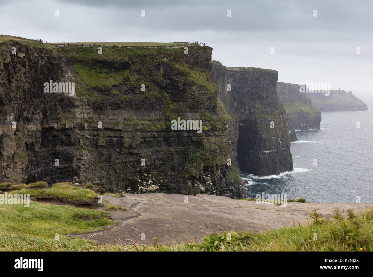 Scogliere di Moher in Irlanda in un giorno nuvoloso Foto Stock