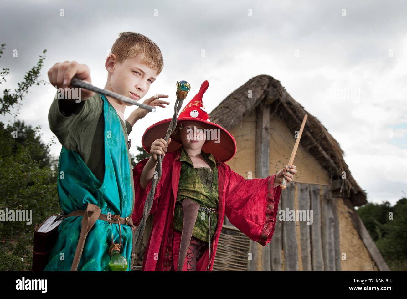 Giovani maghi incantesimi di colata a dragon fest 2017 in Norfolk, Inghilterra. Foto Stock