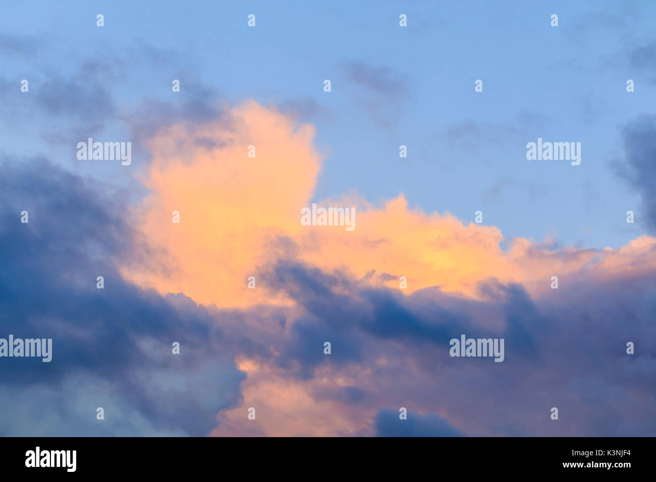 Contrasty colorato nubi nel cielo di sera Foto Stock
