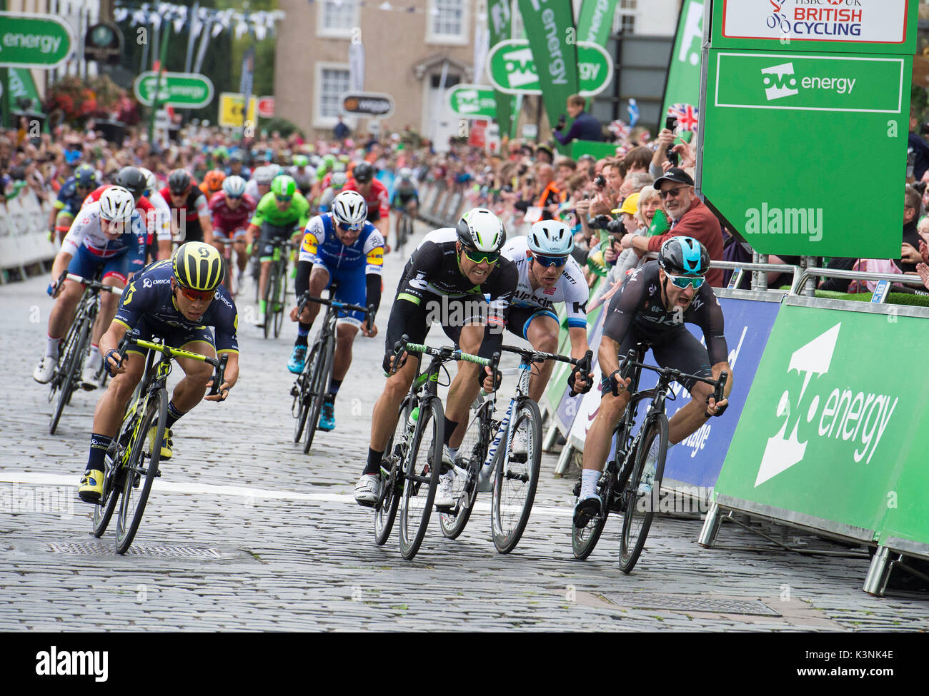 Il finale della tappa a Kelso town square (da sinistra a destra) il vincitore australiano di Caleb Ewan, Norvegia Edvald Boasson Hagen, Norvegia Alexander Kristoff e Italia di Elia Viviani durante la prima fase dell'OVO Energy Tour della Gran Bretagna da Edimburgo a Kelso. Foto Stock