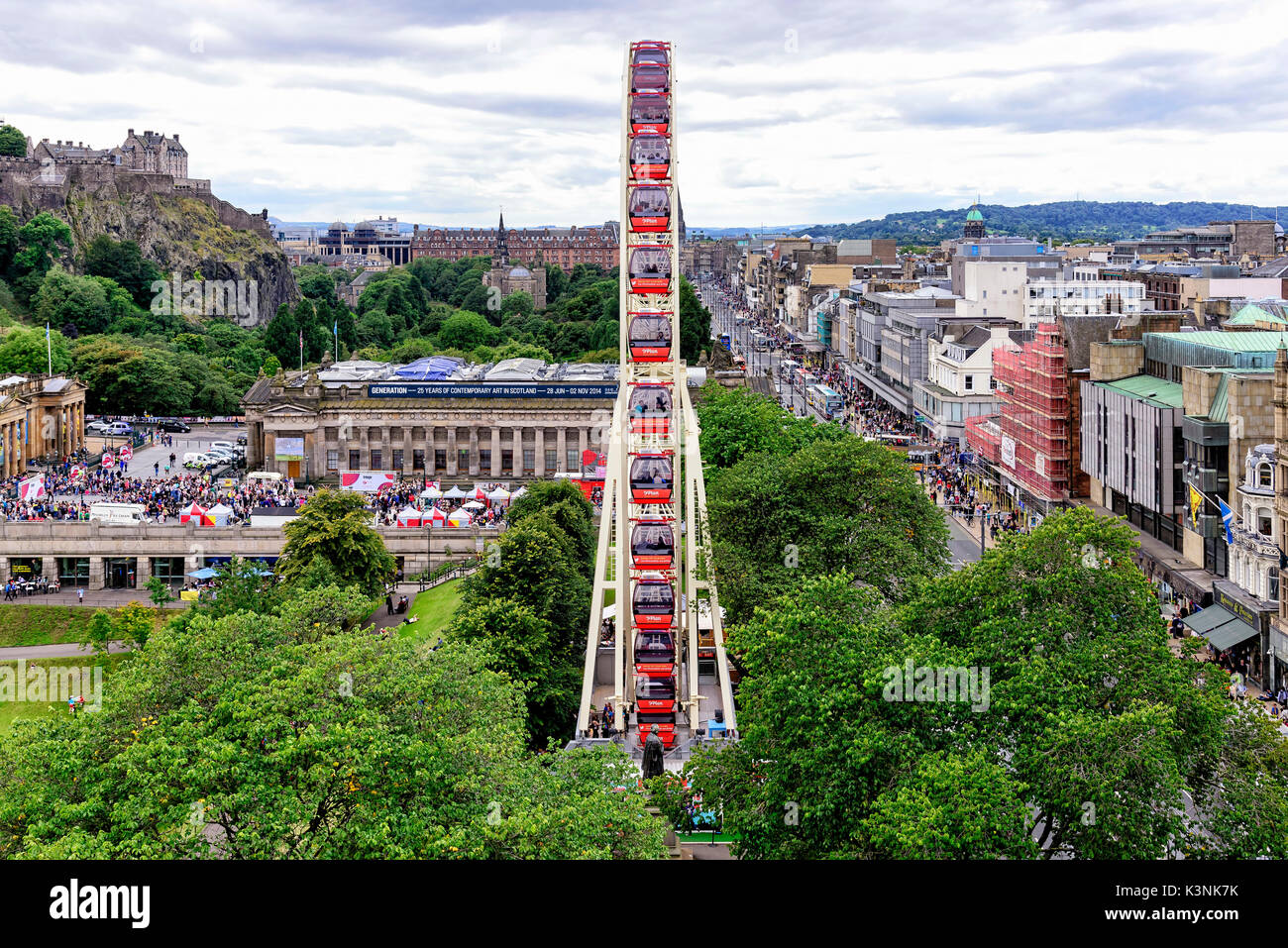 Il Festival ruota è un grande meccanica ruota panoramica Ferris, situato nel centro di Edimburgo, nella zona est di Princes Street Garden. Si tratta di una struttura temporanea Foto Stock