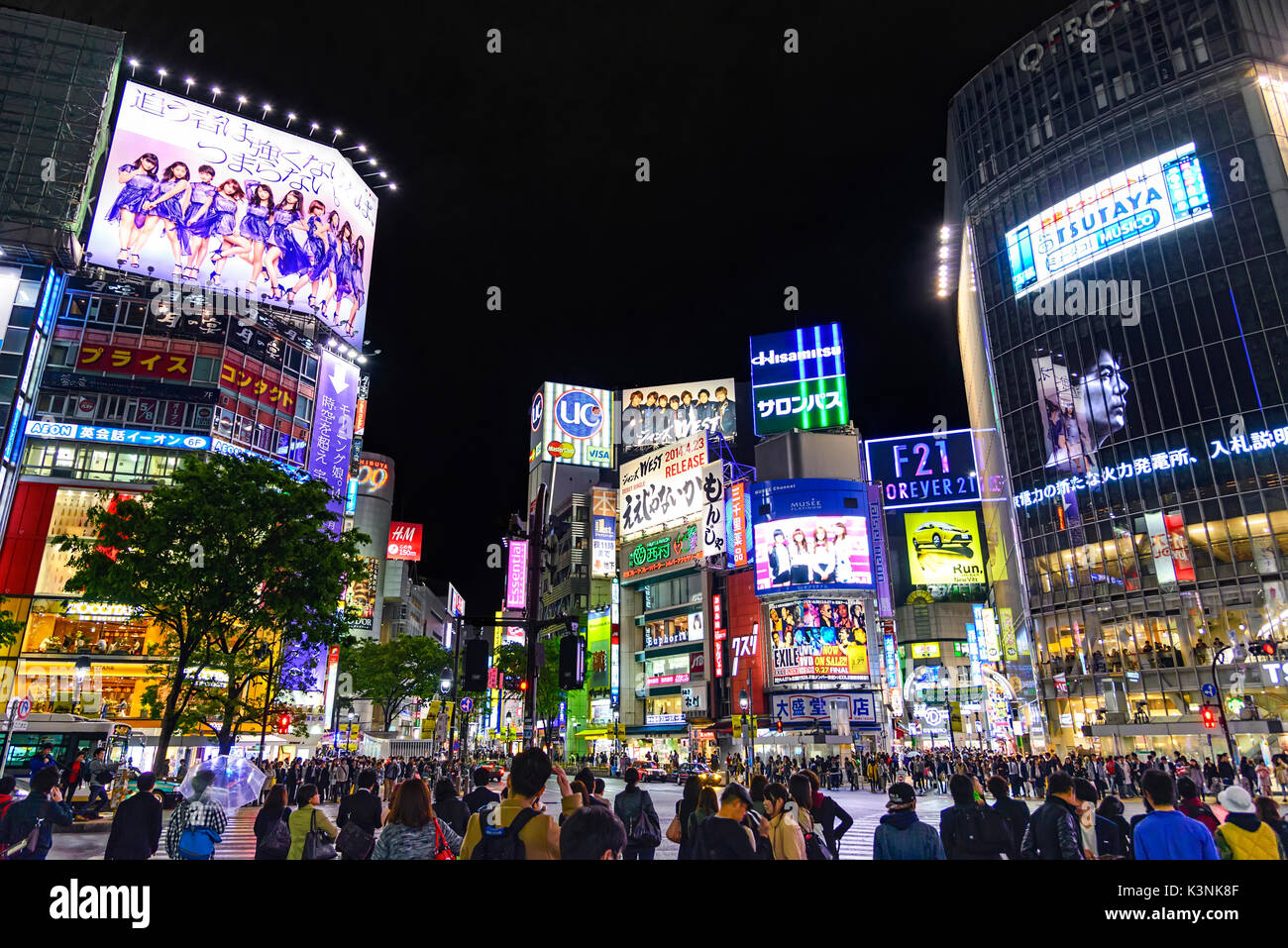 Tokyo, Giappone - 21 aprile 2014: vista del quartiere Shibuya di notte. shibuya è conosciuto come uno dei centri della moda del Giappone Foto Stock