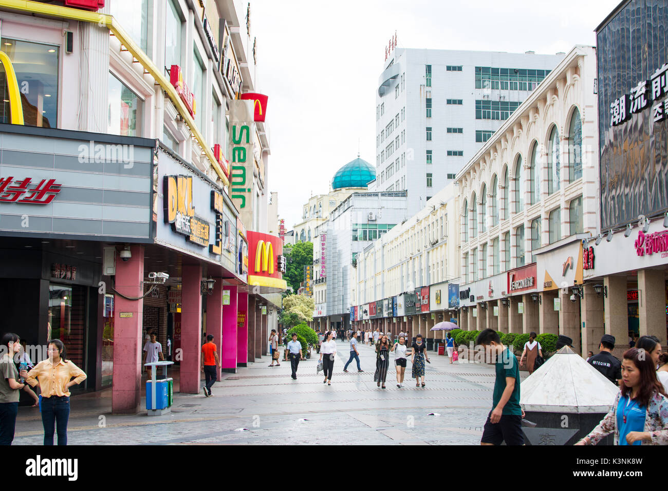 GUILIN, Cina - 9 giugno 2017: Persone in Zhengyang, strade famose per lo svago e shopping, Zhengyang Walking Street è il mozzo di turi Foto Stock
