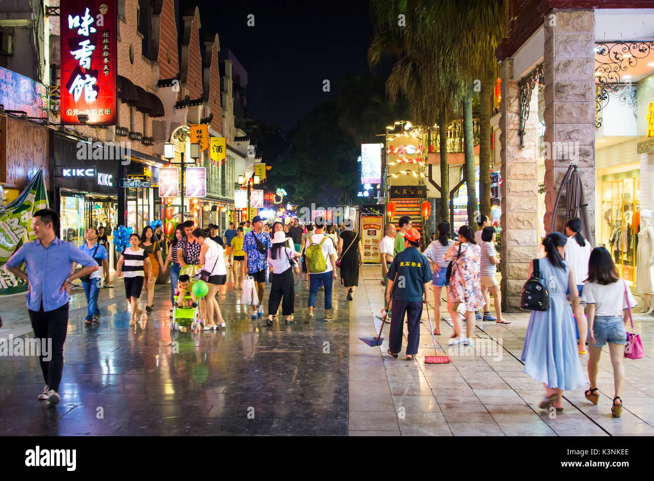 GUILIN, Cina - 11 giugno 2017: Persone in Zhengyang, famosa strada pedonale, visitato da molti turisti locali e stranieri. Principalmente inteso per recreat Foto Stock