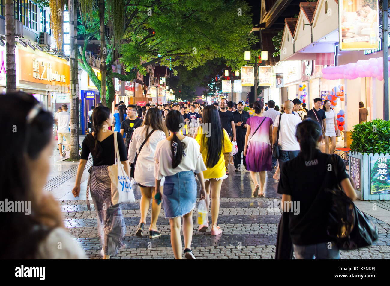GUILIN, Cina - 11 giugno 2017: Persone in Zhengyang, famosa strada pedonale, visitato da molti turisti locali e stranieri. Principalmente inteso per recreat Foto Stock