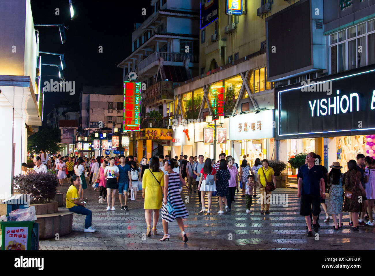 GUILIN, Cina - 11 giugno 2017: Persone in Zhengyang, famosa strada pedonale, visitato da molti turisti locali e stranieri. Principalmente inteso per recreat Foto Stock