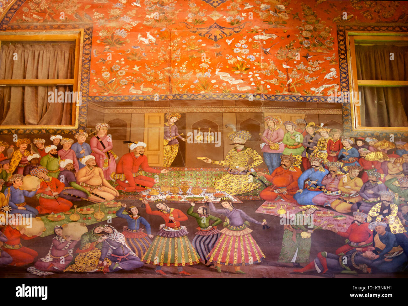 Shah Tahmasp riceve re Humayun dell India in Zanjan nel 1544. Elaborare pitture murali interno Chehel Sotun Palace, Isfahan, Iran Foto Stock