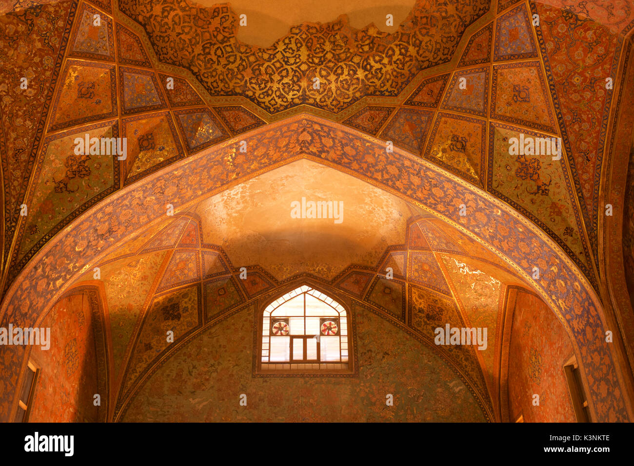 Elaborati all'interno del soffitto Chehel Sotun Palace, Isfahan, Iran Foto Stock