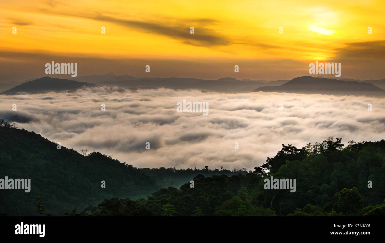 Mattina il paesaggio di giallo arancio sunrise bianco sopra la copertura nuvolosa , la foresta e la montagna Foto Stock