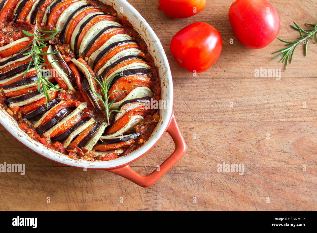 Ratatouille - tradizionale francese provenzale piatto di verdure cotte nel forno. La dieta vegetariana cibo vegan - Ratatouille casseruola. Foto Stock