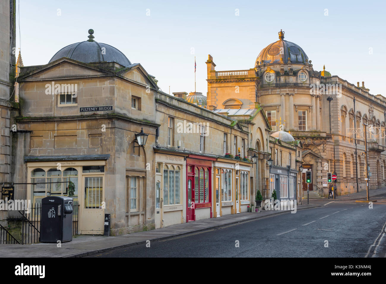 Vasca da bagno Pulteney Bridge, vista di negozi sul lato sud di Pulteney Bridge in bagno, Somerset, Inghilterra, Regno Unito. Foto Stock