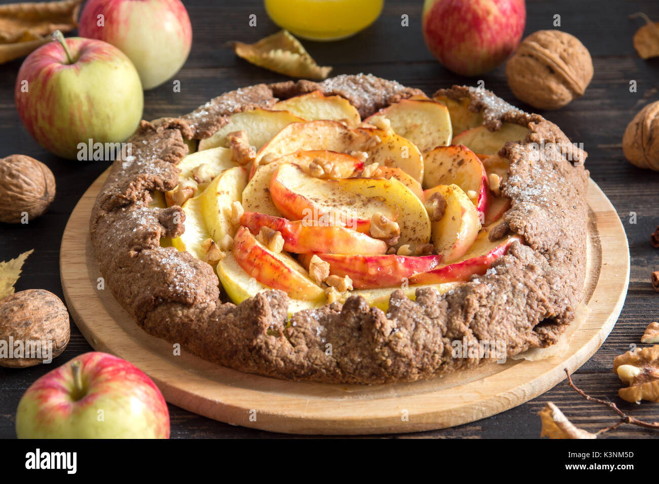 Apple Galette. In casa sani cereali integrali crostata di frutta (galette) con mele biologiche, noci e cannella e zucchero di canna, vegetariano vegano dessert autunnale Foto Stock