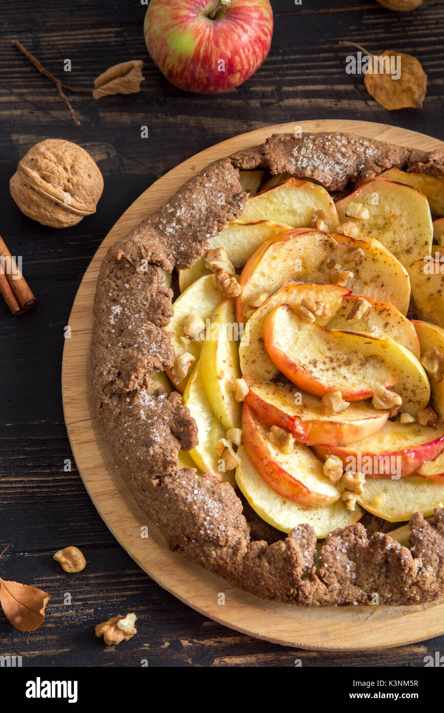 Apple Galette. In casa sani cereali integrali crostata di frutta (galette) con mele biologiche, noci, miele e cannella, vegetariano vegano dessert autunnale cibo Foto Stock