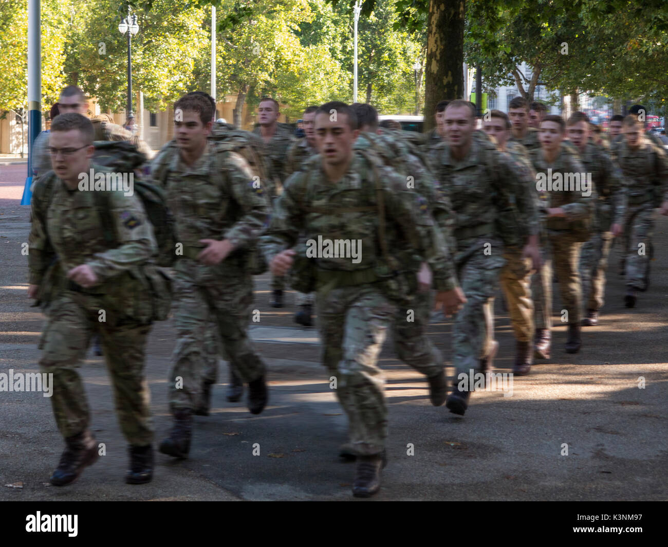 Soldati in esecuzione, offuscata per dare una sensazione di emergenza Foto Stock