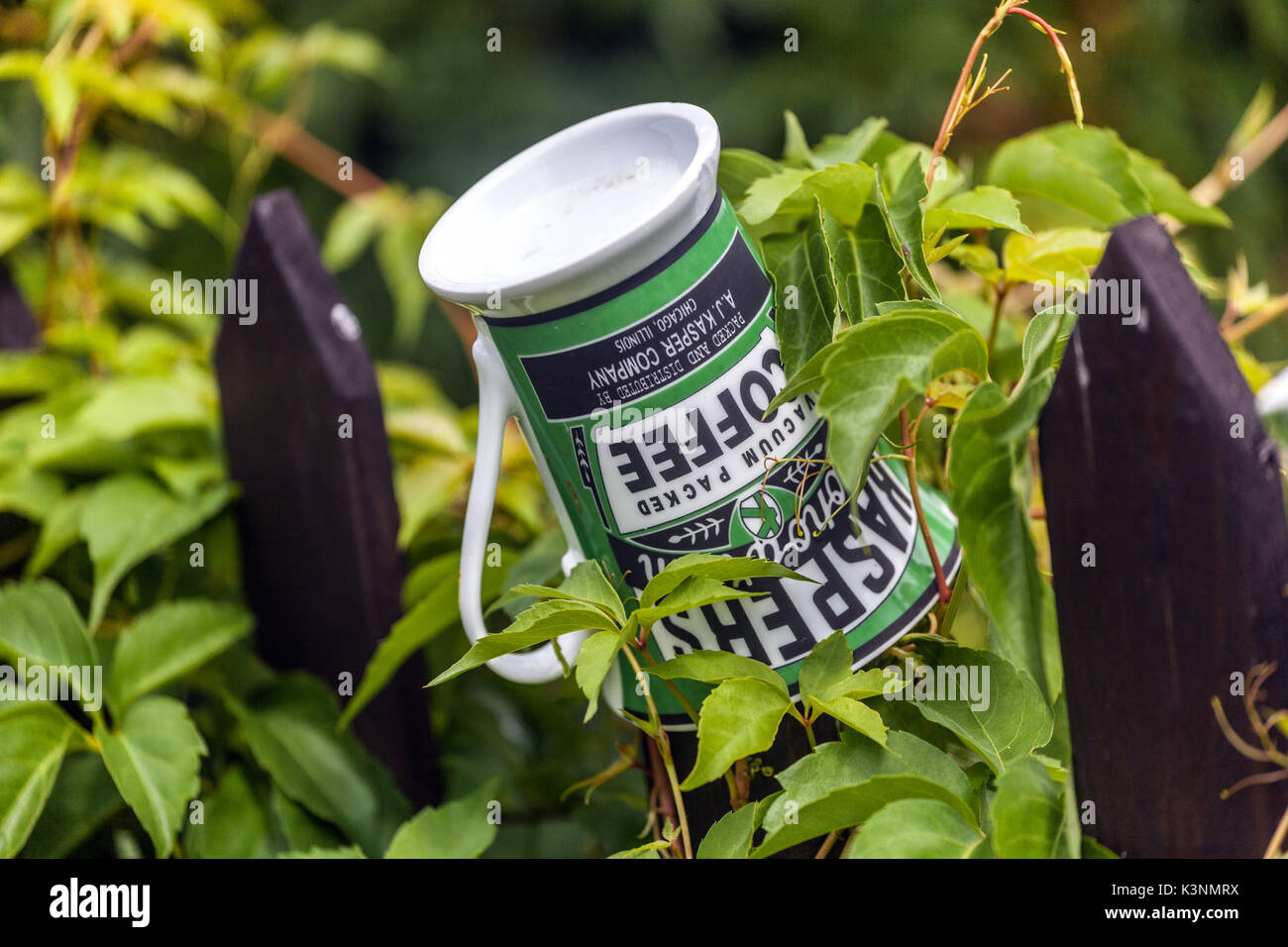 Tazza di caffè in ceramica appesa sul giardino sospeso recinzione-legno, Repubblica Ceca rurale vita morta Foto Stock