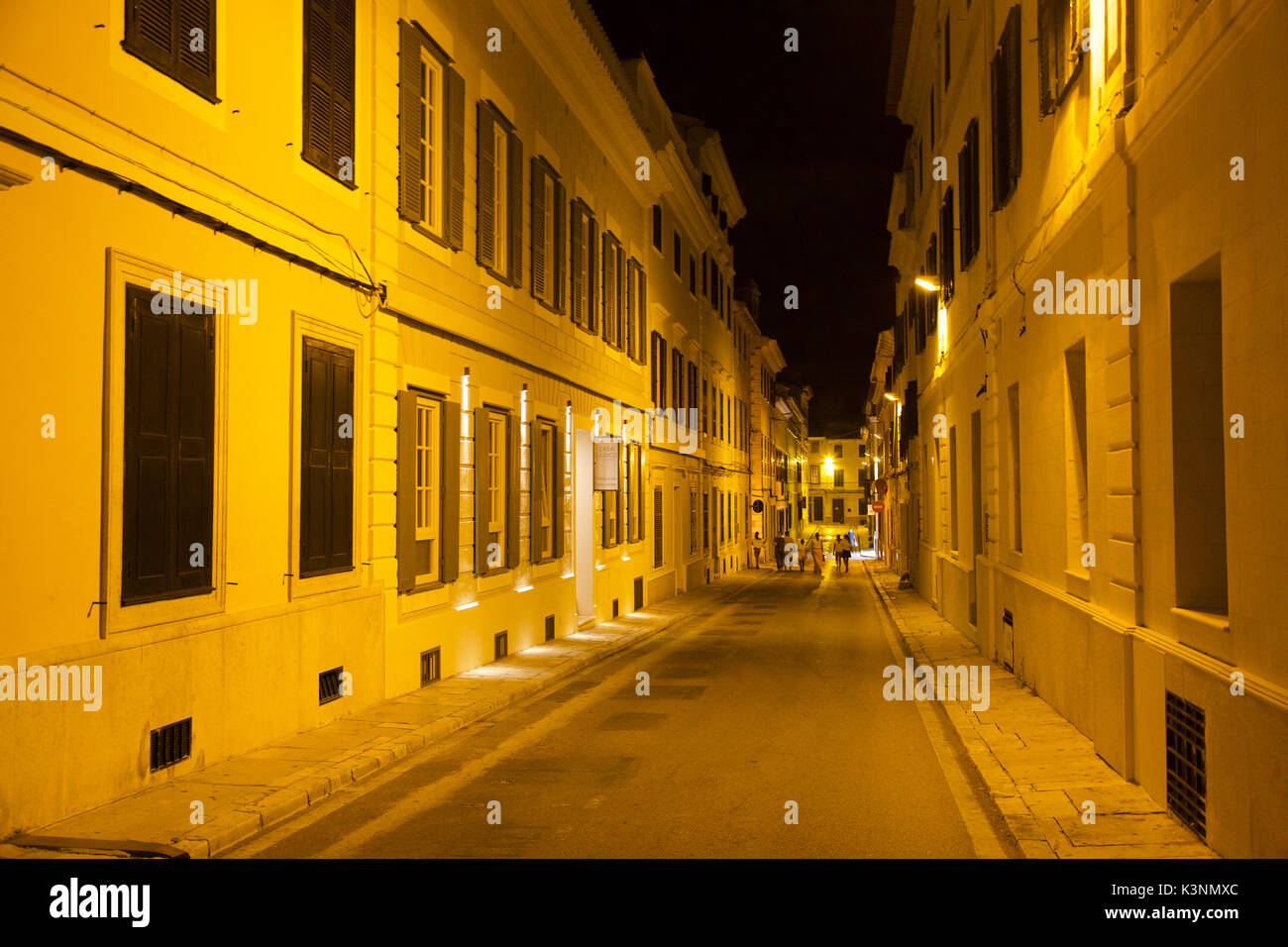 Strada notte in Mahon Minorca Foto Stock