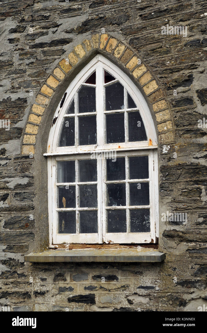 Una finestra ad arco in un vecchio weslian battista di ispirazione gotica auletta scuola in Cornovaglia FINESTRE E APERTURE architettura vittoriana con materiali locali Foto Stock