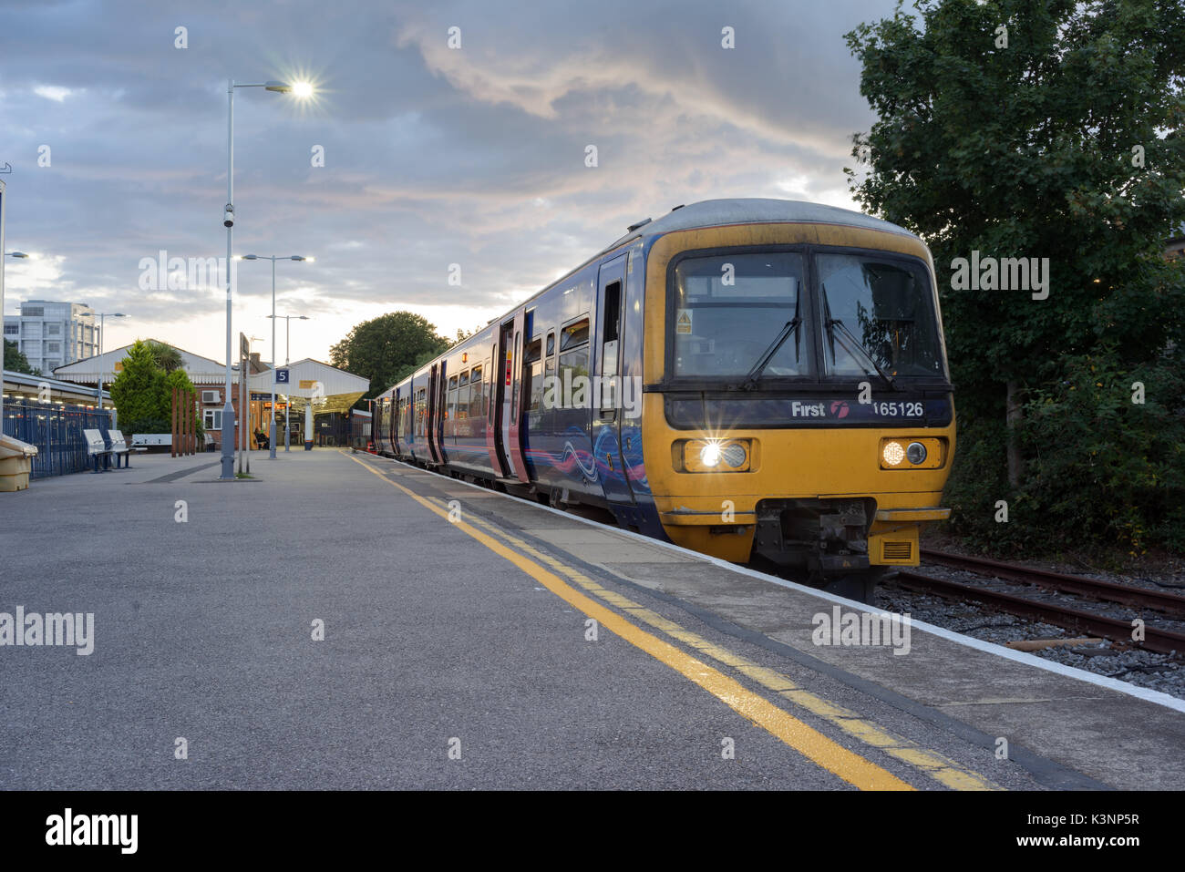 Classe 165 DMU con il treno alla stazione di basingstoke nel hampshire, Regno Unito Foto Stock