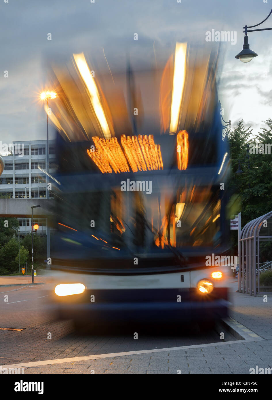 Bus fuori Milano stazione in hampshire, Regno Unito Foto Stock