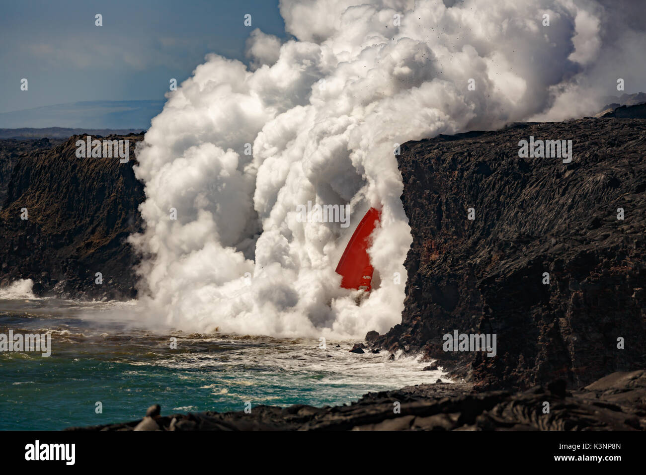 Vista ingrandita di luminosi rosso fuoco a forma di tubo di flusso di lava nel Parco Nazionale dei Vulcani delle Hawaii Foto Stock
