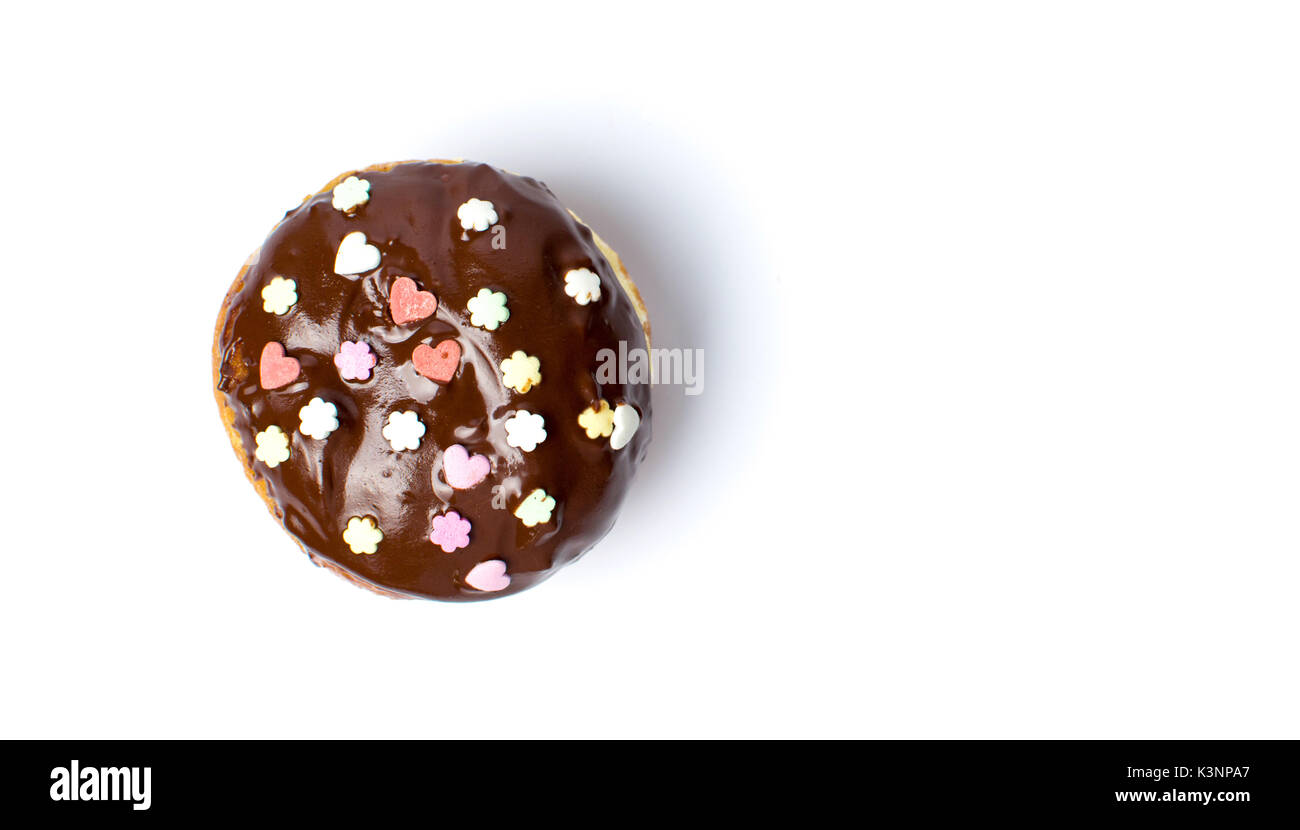 Decorate ciambella di cioccolato isolato su sfondo bianco Foto Stock