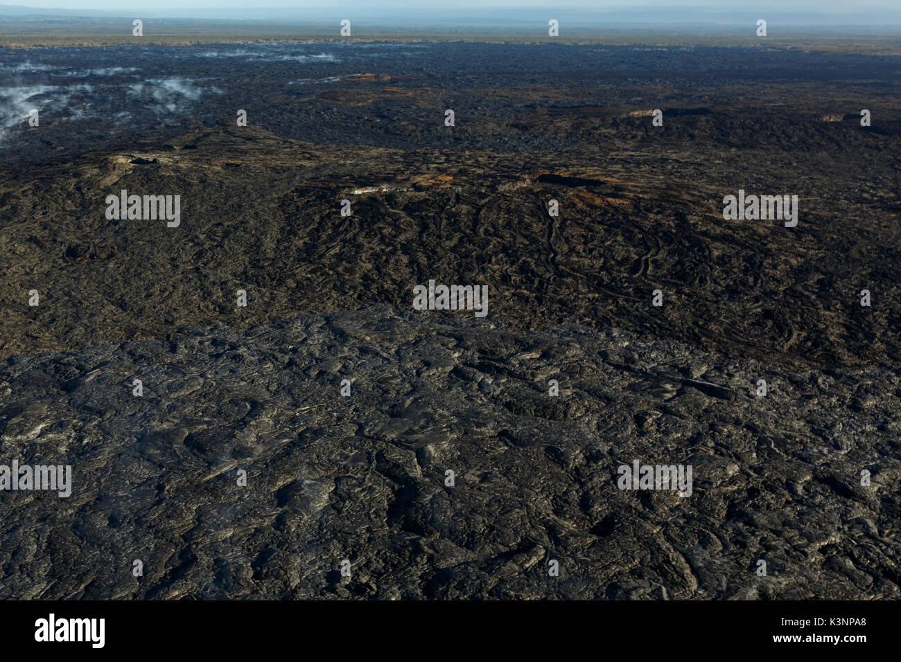 Vista aerea del campo, aumento di vapore e di topografia attorno ad un attivo vulcano hawaiano Foto Stock