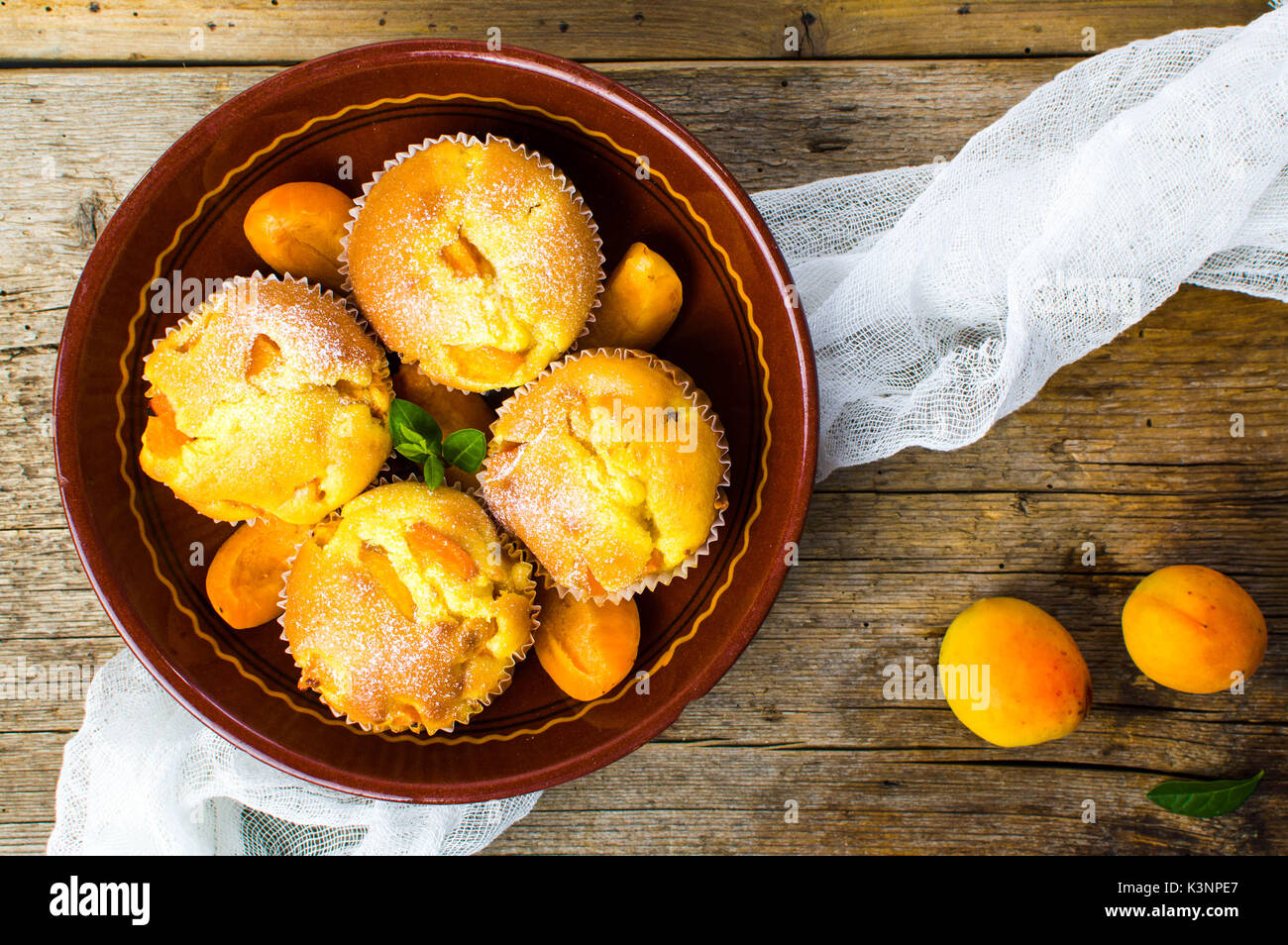 Fatti in casa muffin di albicocche con frutta in una ciotola Foto Stock