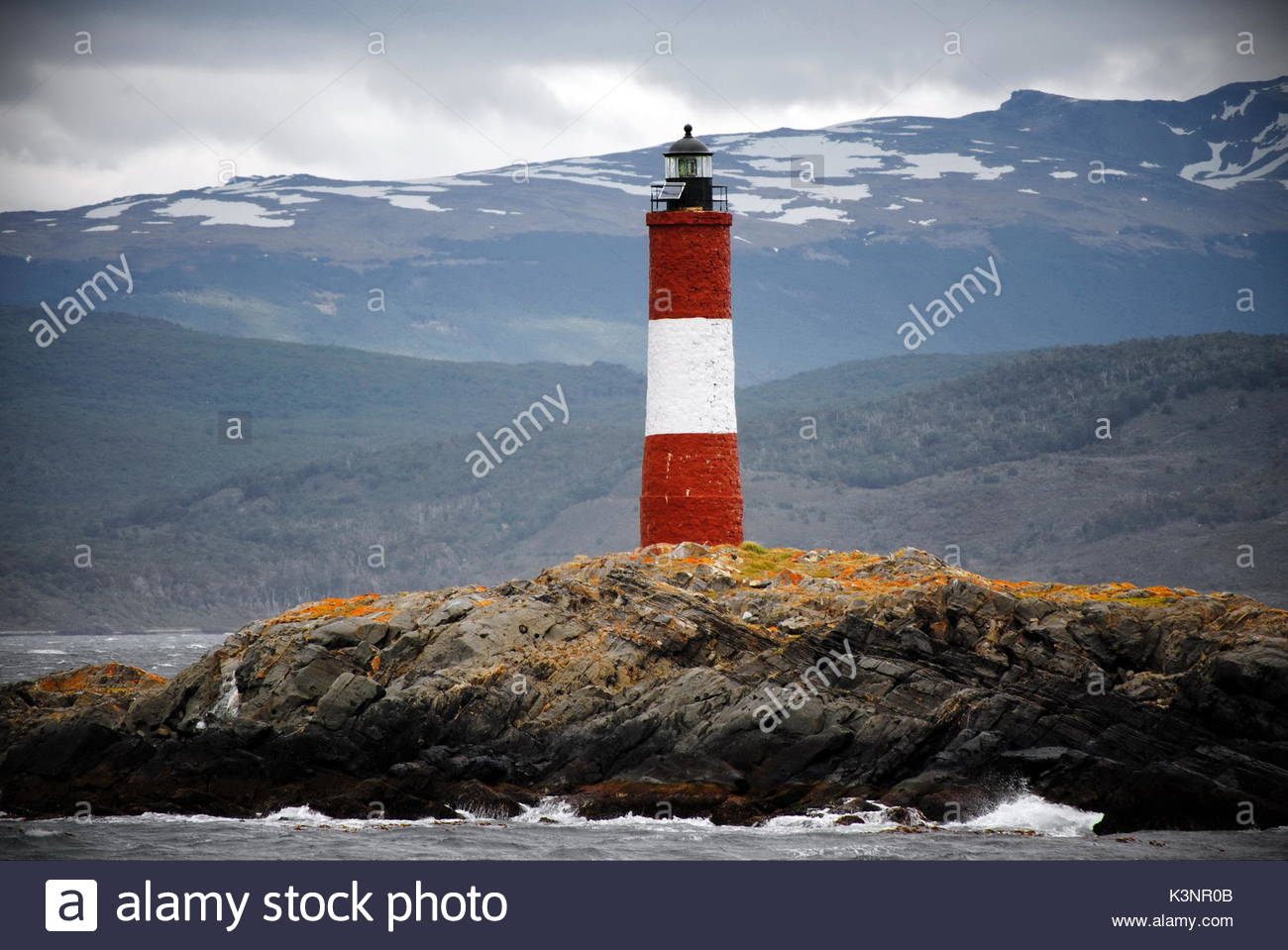 Il bianco e il rosso faro nel Canale del Beagle, Ushuaia, Tierra del Fuego, Argentina. La gente lo chiama fine del mondo il faro. Il suo nome è Les Foto Stock