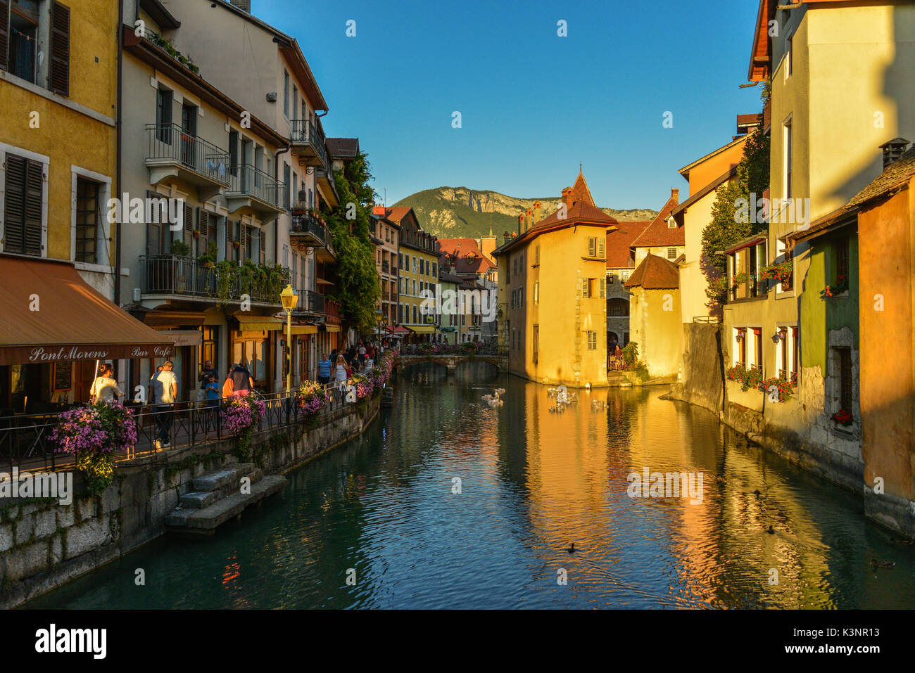 Il pittoresco lago di francese-lato borgo di Annecy, vicino al confine con la Svizzera. Foto Stock