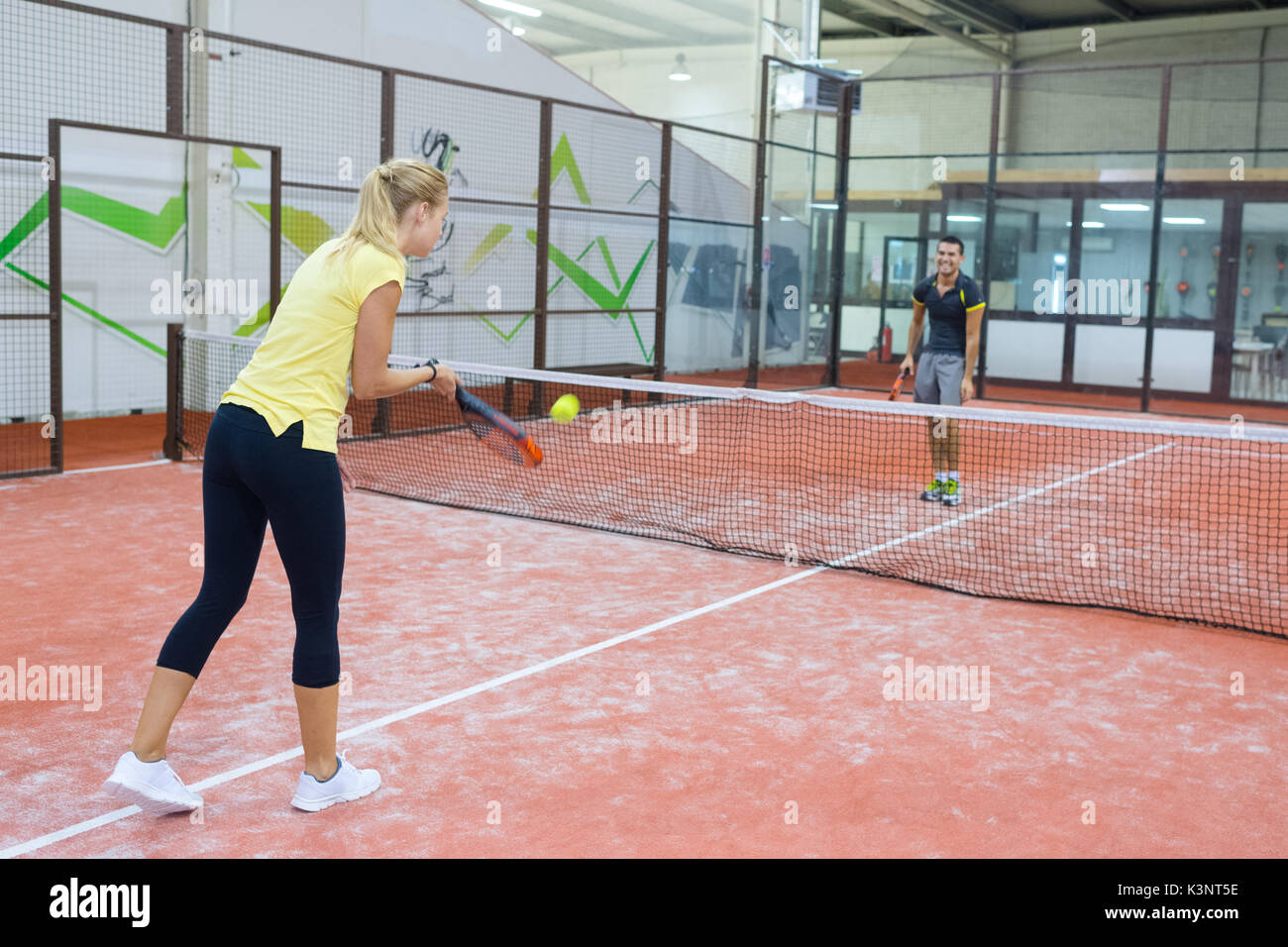 Accoppiare la riproduzione di gioco di tennis indoor Foto Stock