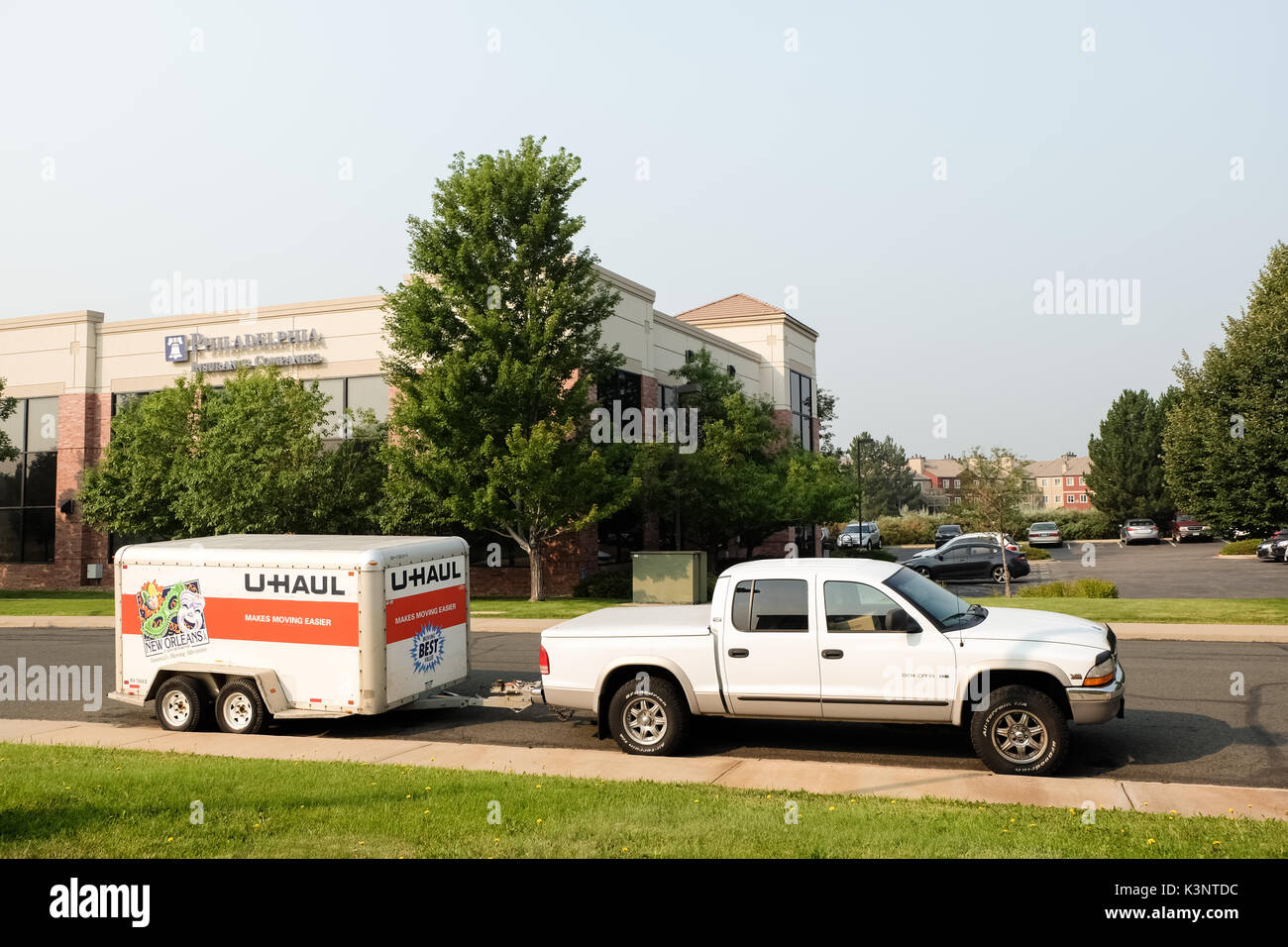 Denver, Colorado, Stati Uniti d'America - Agosto 7,2017: U-haul cargo rimorchio in una strada. U-haul carrello è una attrezzatura di movimentazione e stoccaggio la società di noleggio. Foto Stock